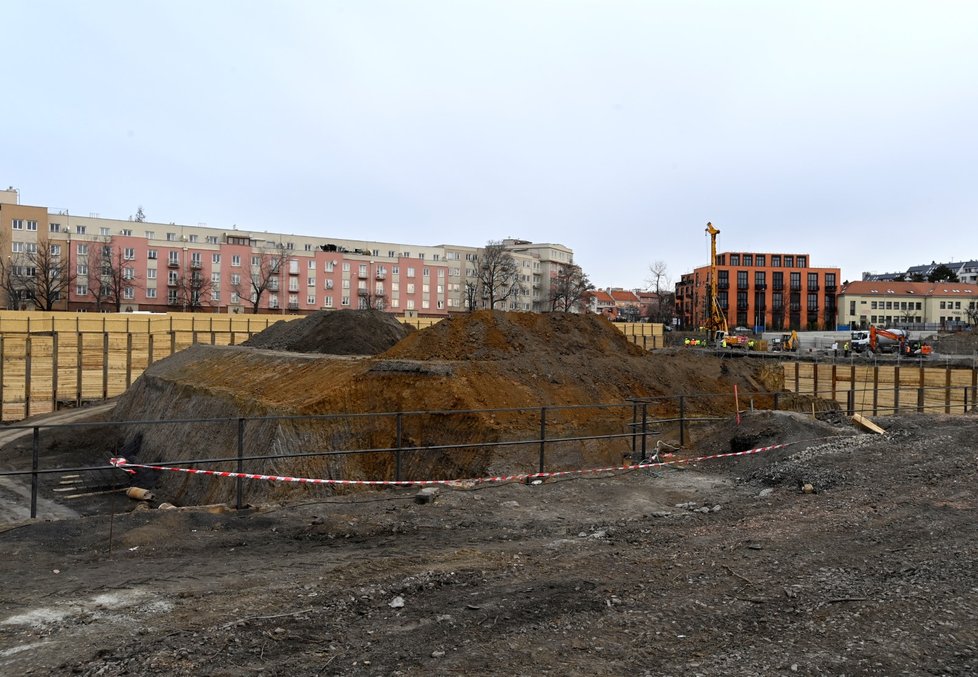 Šéf společnosti Central Group 16. února 2022 slavnostně poklepal na základní kámen nově vznikající čtvrti na území bývalého Nákladového nádraží Žižkov