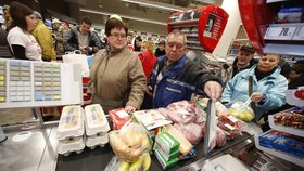 Češi i Slováci mají jedno společné – skuhrání nad poměry. Jejich nákupy o tom ale nesvědčí...