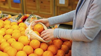 Doba bezobalová se blíží. Stále více Čechů nakupuje potraviny do vlastních sáčků
