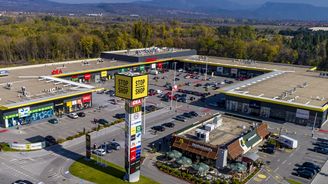 Místo do butiků vyrážejí zákazníci na nákupy domácích potřeb. Retail parky expandují