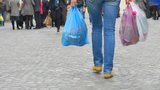Igelitky zdarma skončí: Poslanci zpoplatnili tašky i v obchodech s oblečením