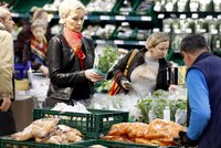 Češi budoucnost růžově nevidí: Šetříme na jídle a saháme do úspor
