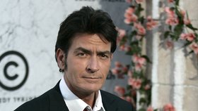 Charlie Sheen má slabost pro dámy.