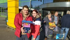 Zamilovaný pár Vojta s Natálkou byl nakupovat dárky pro maminku i pro domácí mazlíčky.