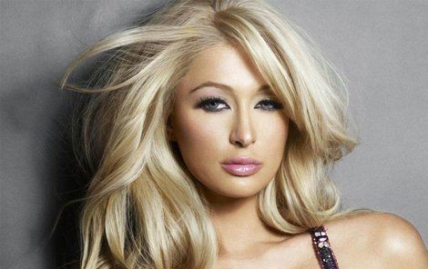 Paris Hilton potřebuje mobilní telefon, ale jeden jí nestačí, tak jich má rovnou pět!