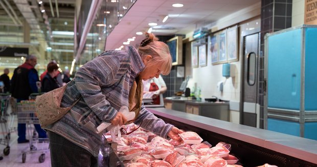 Maso v akci oproti loňskému roku zlevnilo: Klesly ceny za vepřovou pečeni i kuřecí prsa
