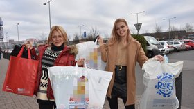 Alina Goncharovová (vpravo) s maminkou Innou nakupovaly dárky pro rodinu a své příbuzné.