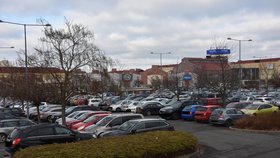 Parkoviště před nákupním centrem Olympia v Plzni praskalo ve švech.