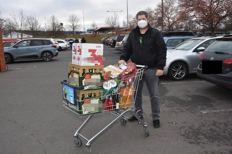 Petr Kašpar (35) nakoupil na Vánoce plný vozík jídla a pití.