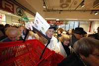 Češi milují slevy: Většina nakupuje podle akčních letáků, nejde jen o důchodce