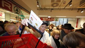 Otevření obchodní pasáže Florentinum a především tamního supermarketu přilákalo zástupy lidí, hlavně důchodce.