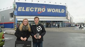 Klárka (16) a Ondra (14) Košatovi z Ostravy si v Electro Worldu koupili notebook a mobil. Ušetřili 4 tisíce.