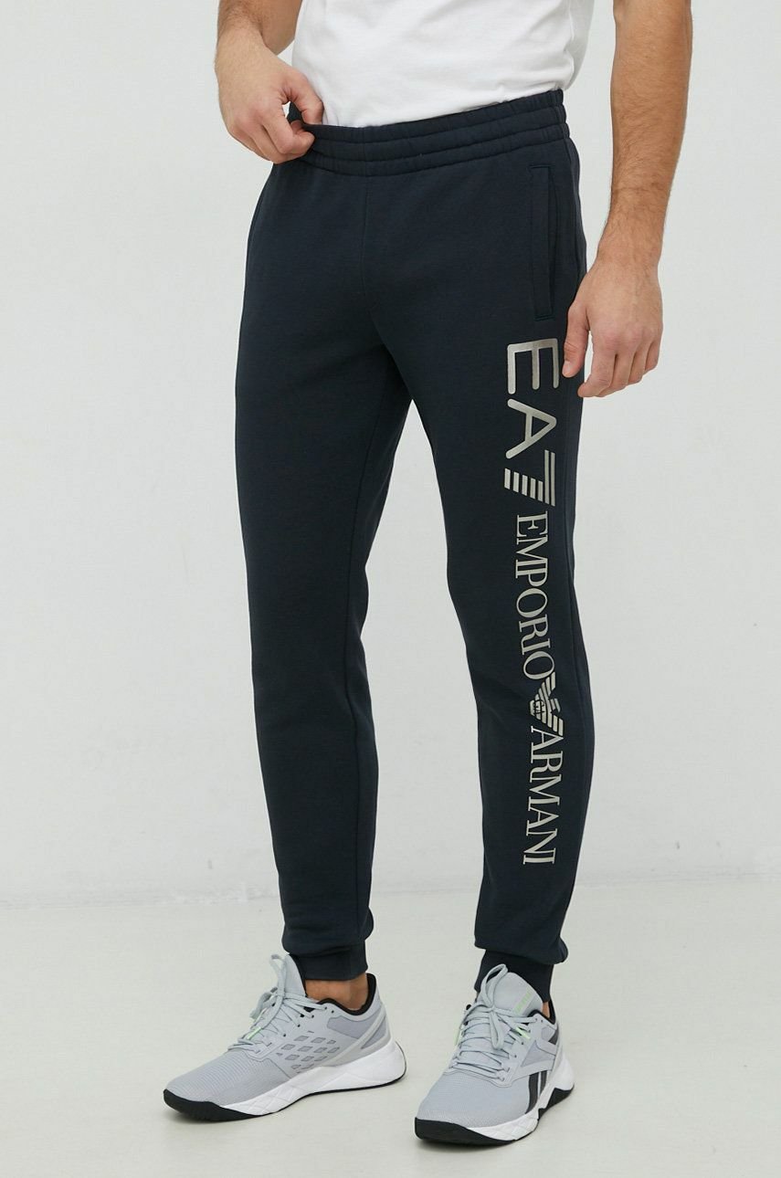 Kalhoty EA7 Emporio Armani, původně 2599 Kč, nyní 1799 Kč, koupíte na www.answear.cz