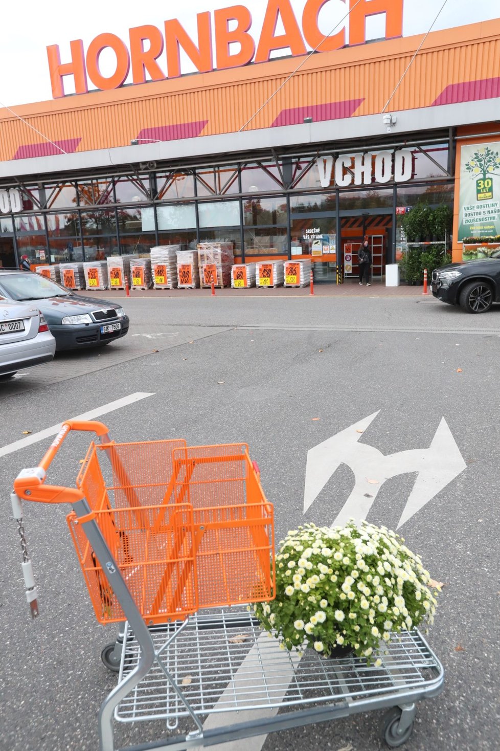 Lidé trávili víkend v hobbymarketech. V době, kdy ministři mluví o nejhorší koronavirové situaci a vyzývají, aby lidé byli doma.