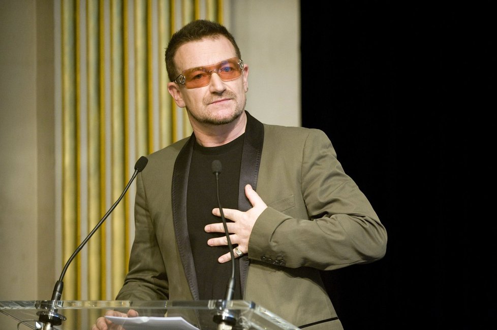 Bono se vrátil pro svůj klobouk do Londýna, i když ho letenka stála neuvěřitelných 32,3 tisíc korun