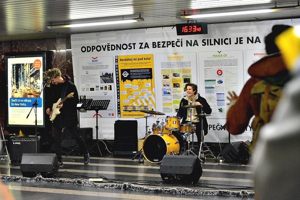 Akce Nalaďte se v metru také o Vánocích zpříjemnila Pražanům jedno adventní odpoledne.