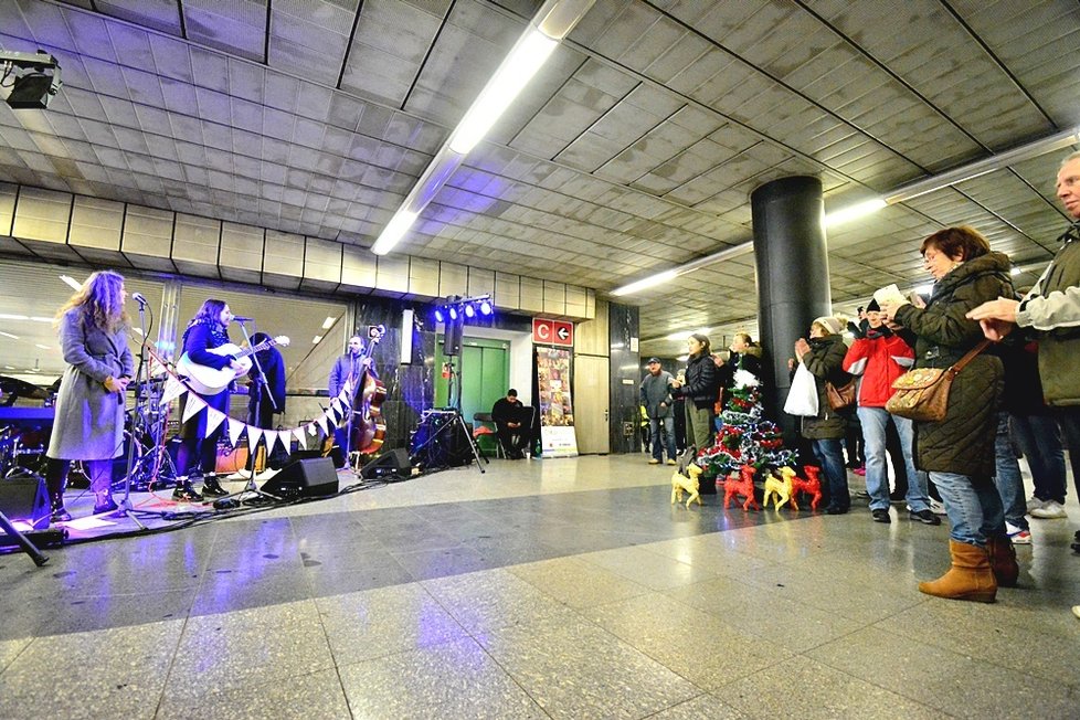 Akce Nalaďte se v metru také o Vánocích zpříjemnila Pražanům jedno adventní odpoledne.