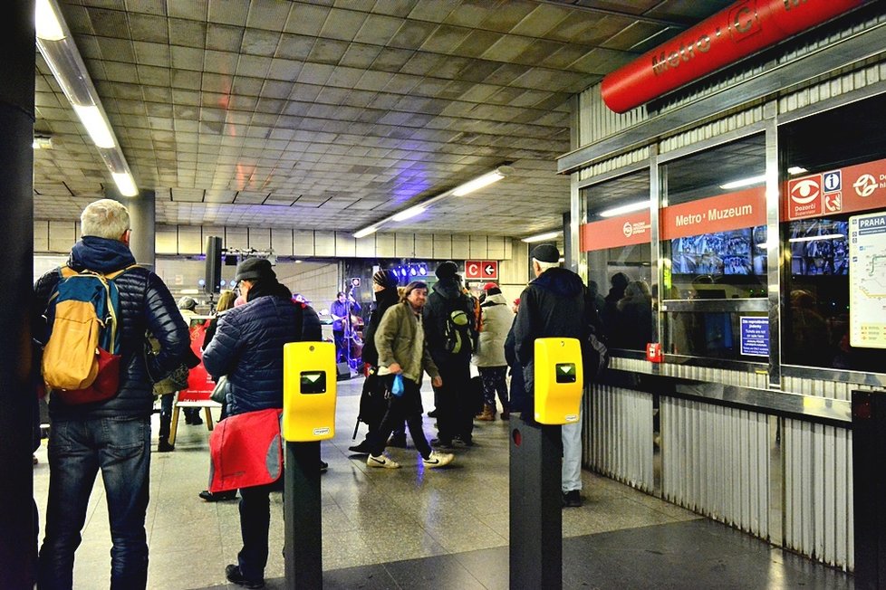 Akce Nalaďte se v metru také o Vánocích zpříjemnila Pražanům jedno adventní odpoledne.