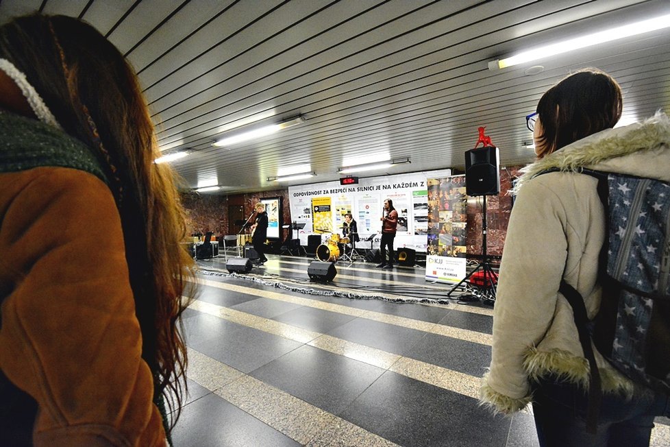 Akce Nalaďte se v metru také o Vánocích zpříjemnila Pražanům jedno adventní odpoledne.