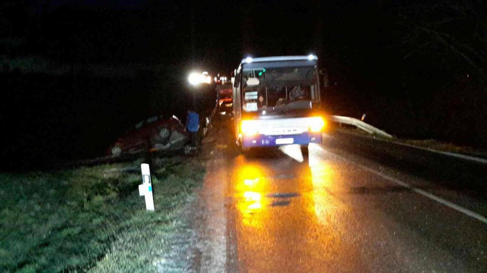 Namrzlé silnice zkomplikovaly dopravu na Pardubicku.