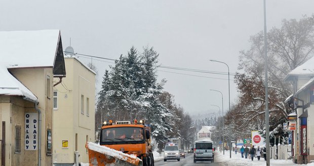 Namrzlé silnice komplikují dopravu skoro v celé zemi