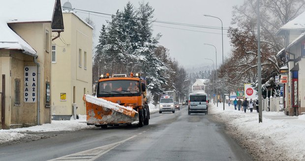 Namrzlé silnice komplikují dopravu skoro v celé zemi