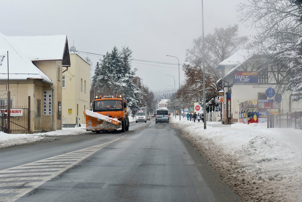 Namrzlé silnice komplikují dopravu skoro v celé zemi.