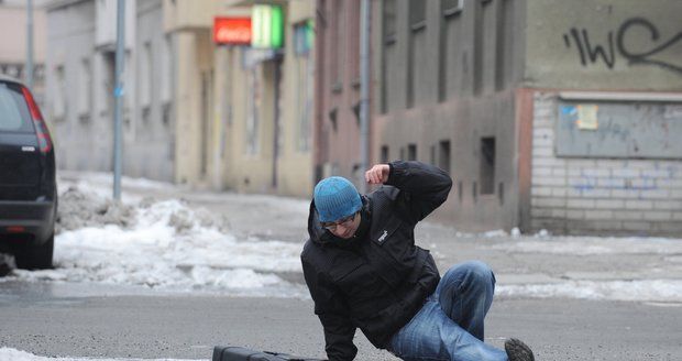 Náledí na chodníku: Jak se domůžete odškodnění za úraz?