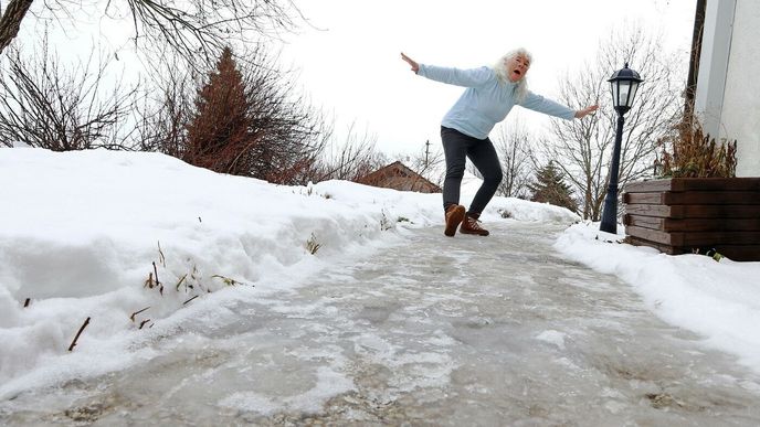 Kvůli náledí aktuálně přibývá pádů na chodnících. Kvůli náledí aktuálně přibývá pádů na chodnících.