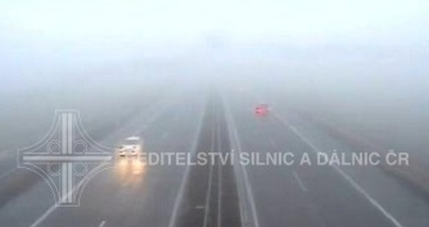 Čtvrteční ranní mlhy komplikují dopravu v celých Čechách.