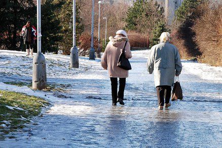 Do Česka se přižene mráz: Brzy začnou klouzat silnice i chodníky Do Česka se přižene mráz: Brzy začnou klouzat silnice i chodníky