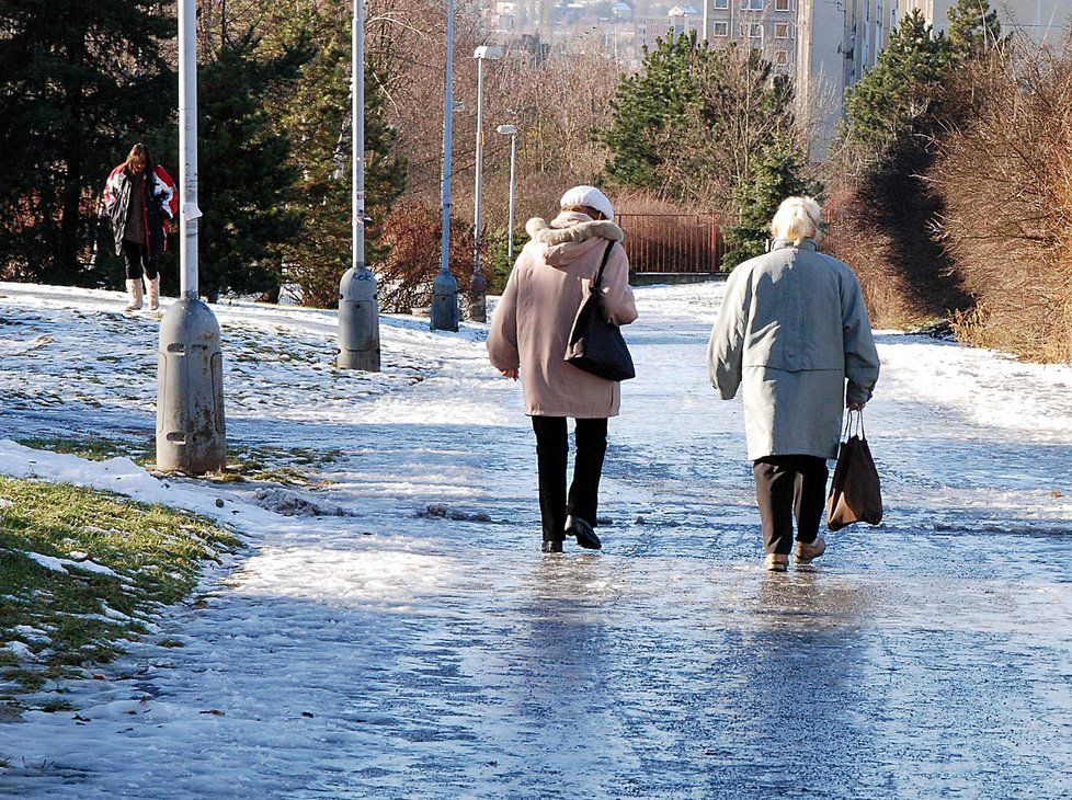 Nehody a úrazy: Tohle všechno může způsobit ledovka.