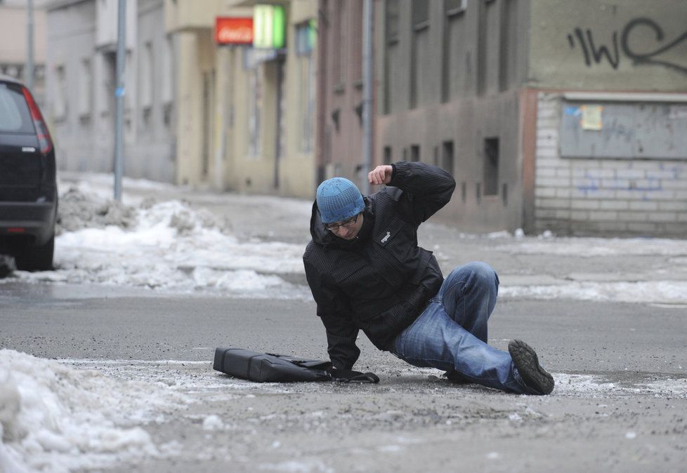 Nehody a úrazy: Tohle všechno může způsobit ledovka.