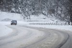 Zamrzlé a zasněžené silnice v ČR si jen v pátek vyžádaly nejméně dva životy. (Ilustrační foto)