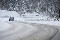 Nehody, ledovka i padající sníh: České řidiče trápí mrazivé počasí