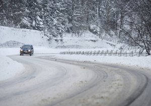 Zamrzlé a zasněžené silnice v ČR si jen v pátek vyžádaly nejméně dva životy (ilustrační foto).