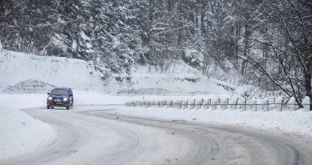 Nehody, ledovka i padající sníh: České řidiče trápí mrazivé počasí