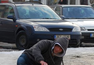 Náledí komplikuje život chodcům i řidičům