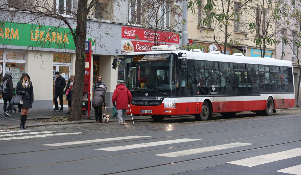 Náledí komplikuje život chodcům i řidičům