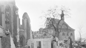 Zničený Emauzský klášter