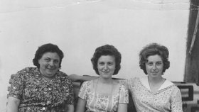 Paní Ivana (vpravo) se svou maminkou a sestrou Alenou (uprostřed)