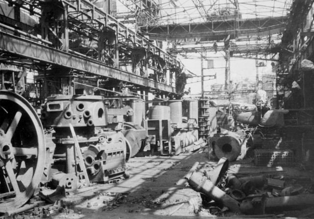 Spojenecký nálet na Škodovy závody v dubnu 1945 továrnu ze 70 procent zničil.