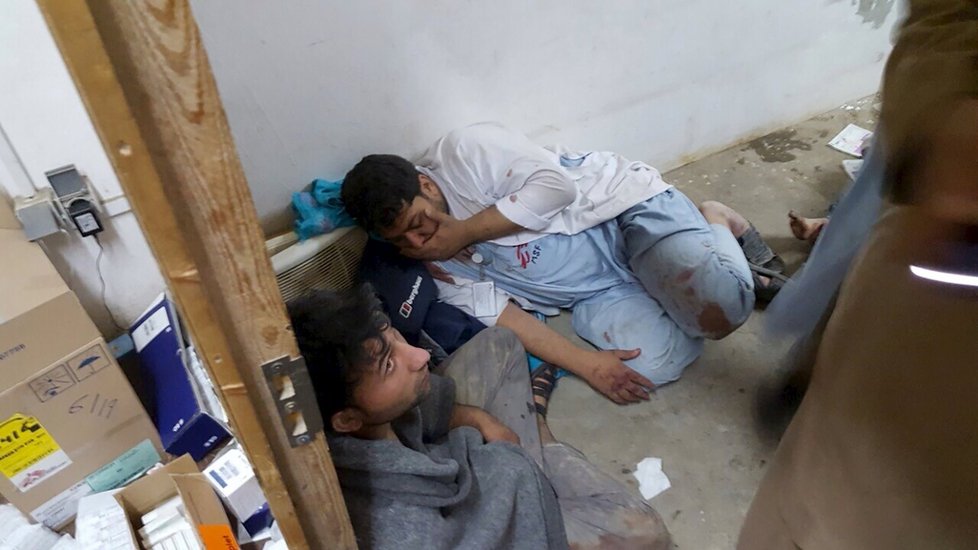 Zranění zdravotníci v nemocnici v Kunduzu.