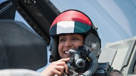 Do bombardování pozic džihádistů se zapojila i usměvavá pilotka Mariam Al Mansouri
