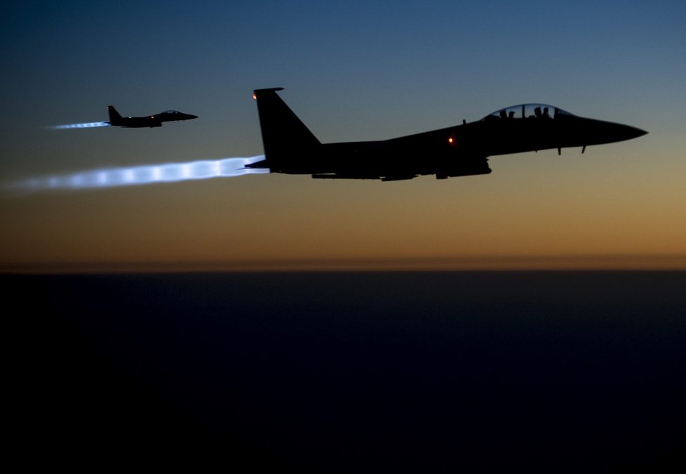 Nálety na pozice radikálů z Islámského státu: Letouny F-15 v akci