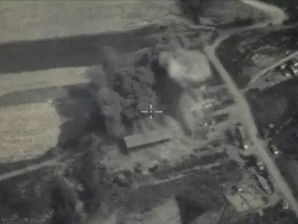Snímek ruského letectva dokumentující zničení muničního skladu Islámského státu.