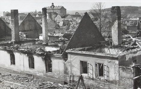 Ve Škodovce byli ztráty na životech minimální. Mrtví ale byli ve čtvrti Skvrňany, kterou bomby zničily. Stát zůstala jen škola (na snímku nahoře).