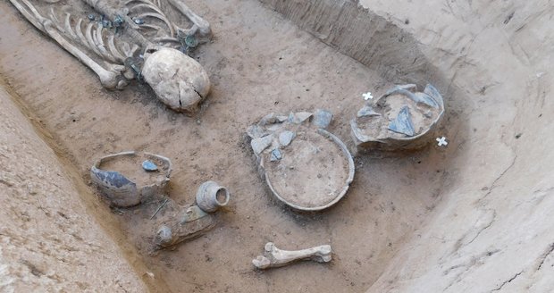 V hrobu byl keramický servis, bronzová jehla s ouškem nebo kámen na leštění keramiky.