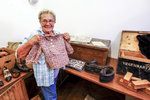 Sourozenci po 73 letech spatřili věci svých rodičů, kteří skryli svůj majetek pod podlahou