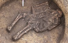 Unikátní nález archeologů: Máma objímala dítě v hrobě tisíce let